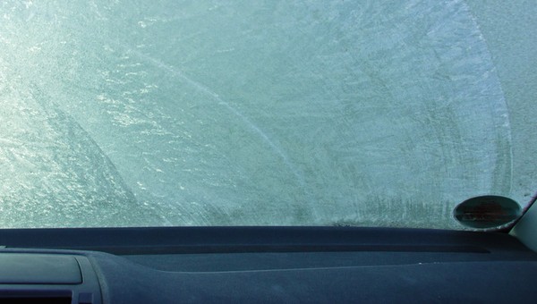 Szyba samochodu zamarznięta od środka