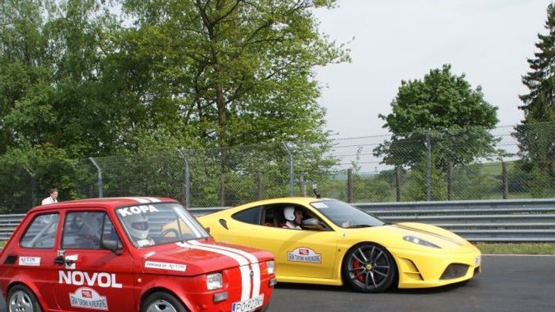 Maluch kontra Ferrari: wygrał tor Nürburgring