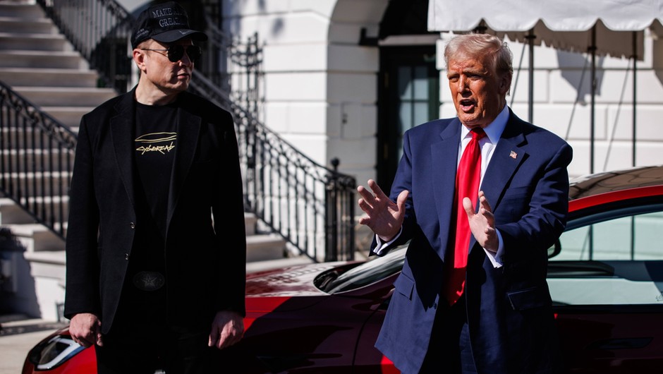 Elon Musk i Donald Trump przy Tesli, marzec 2025 r.