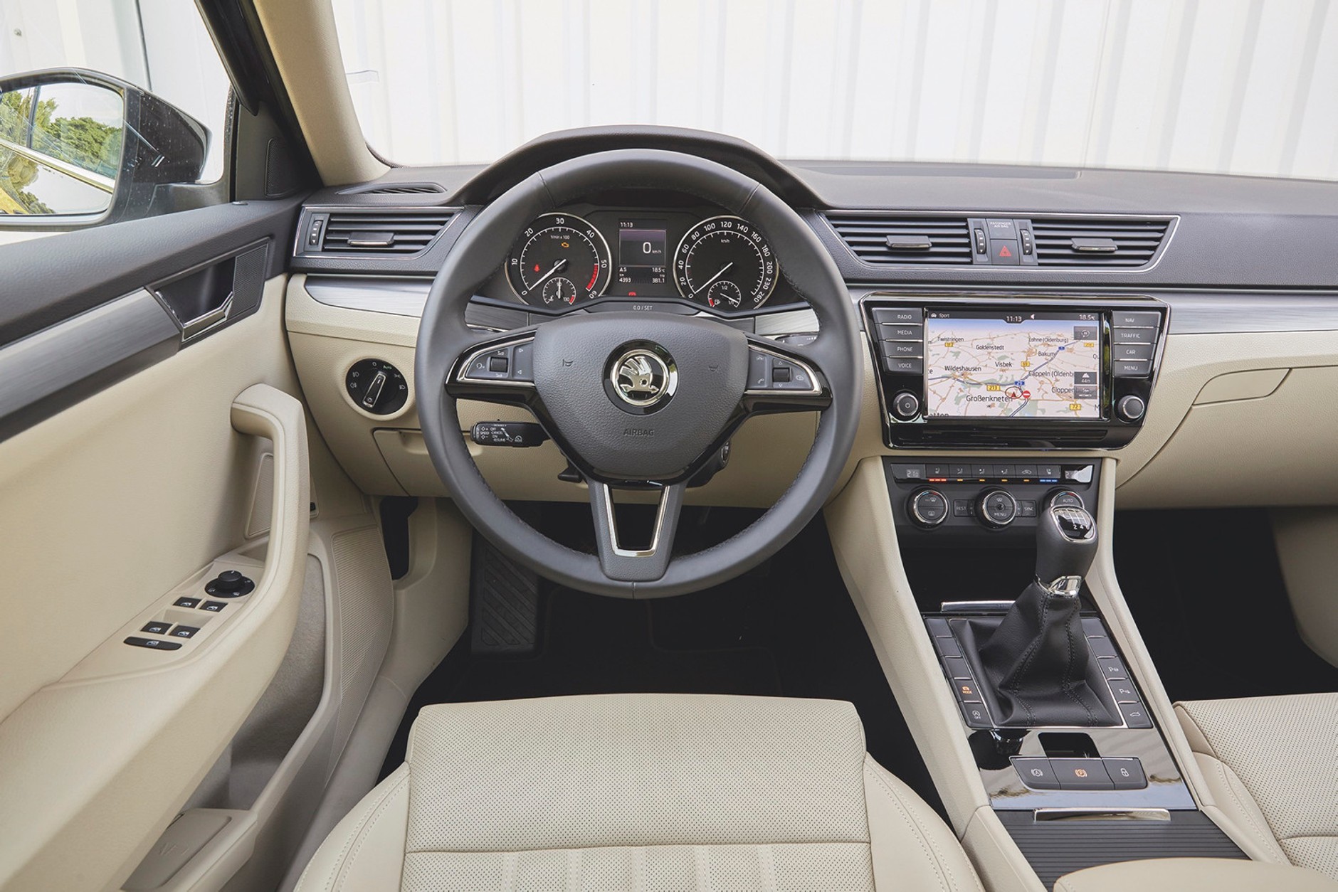 Nowy Opel Insignia kontra Ford Mondeo, Mazda 6 i Skoda Superb - kto wyprzedzi Opla?