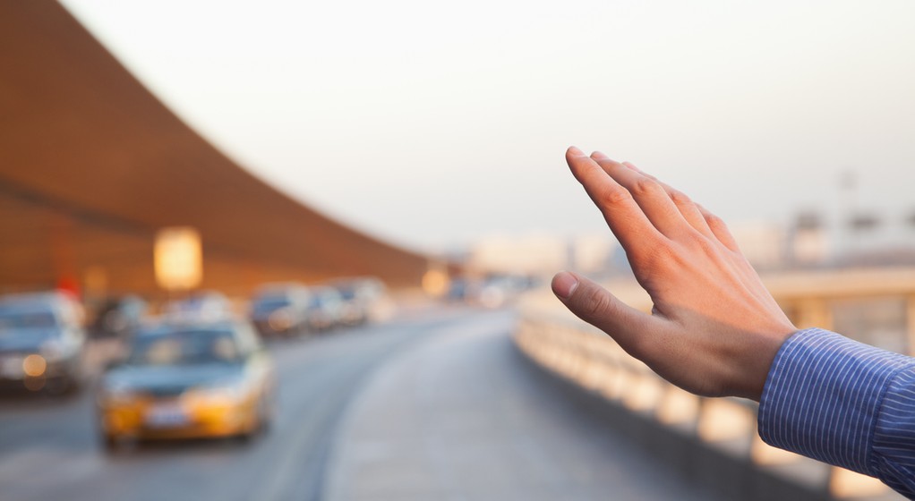 Pieszy z ręką w górze - zdjęcie ilustracyjne