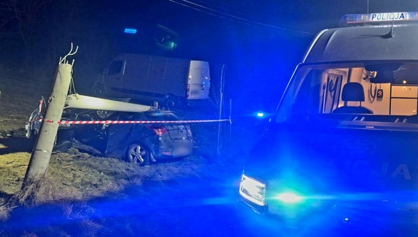 Tragiczny wypadek w Dobrej. Złamany słup przygniótł kierowcę