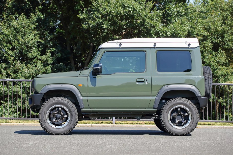 Suzuki Jimny z namiotem dachowym Kamado Canotier J3