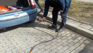 Odjechała razem z wężem do tankowania. Nietypowa interwencja straży miejskiej w Warszawie