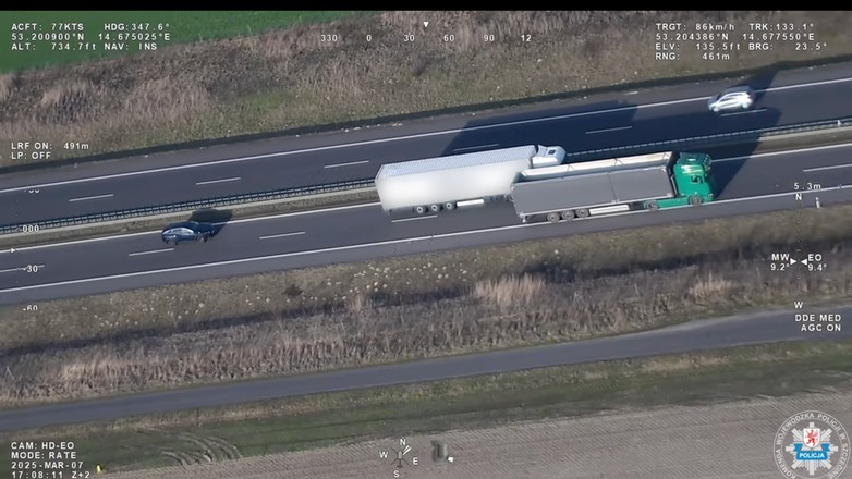 Śmigłowec o nazwie Orzeł Pomorza pomagał kontrolować kierowców ciężarówek