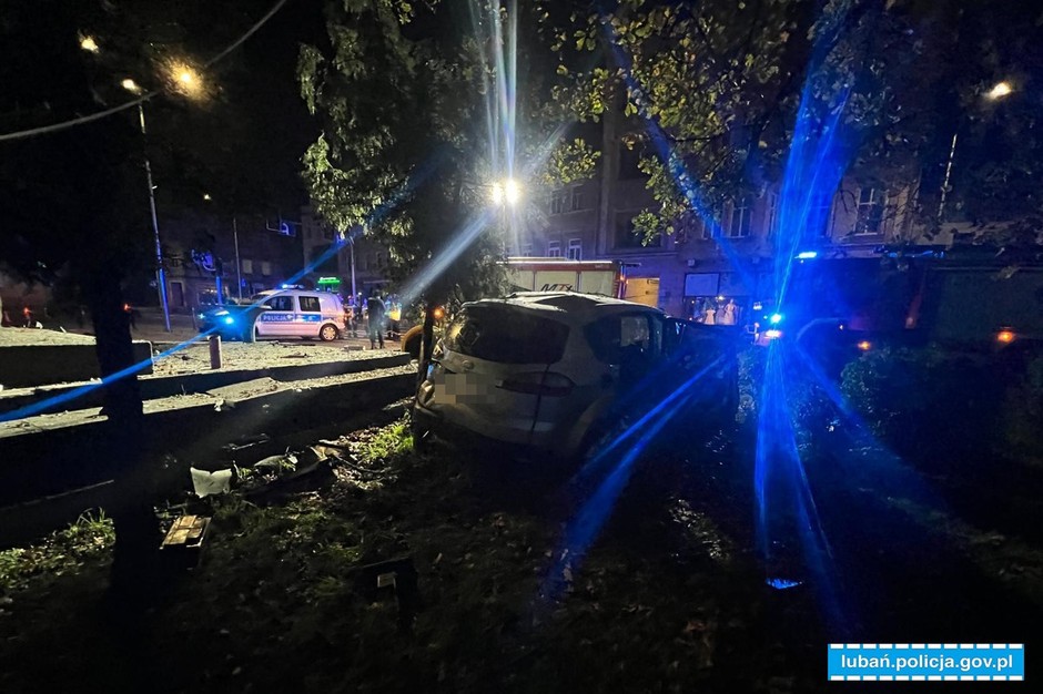 Kierowca forda uderzył w obelisk na placu. Policjanci musieli wezwać strażaków i karetkę