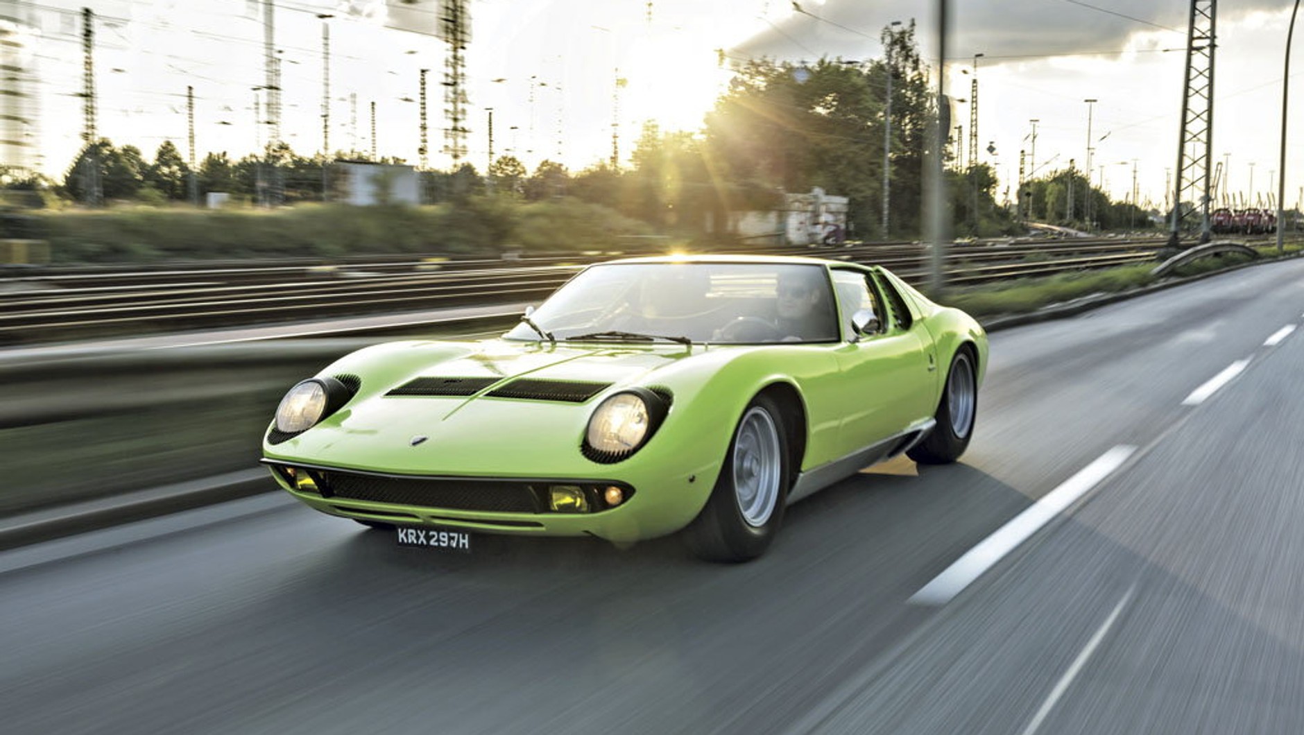 Przed Miurą centralnie umieszczony silnik napędzał m.in. Forda GT40 i Matrę Djet. Poprzecznie umieszczone V12 było tylko w Miurze. Lamborghini chwaliło się tym rozwiązaniem, prezentując na salonie w Turynie w 1965 r. samo podwozie z silnikiem i ramą, bez karoserii.