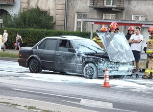 BMW stanęło w płomieniach na jednej z głównych ulic Warszawy