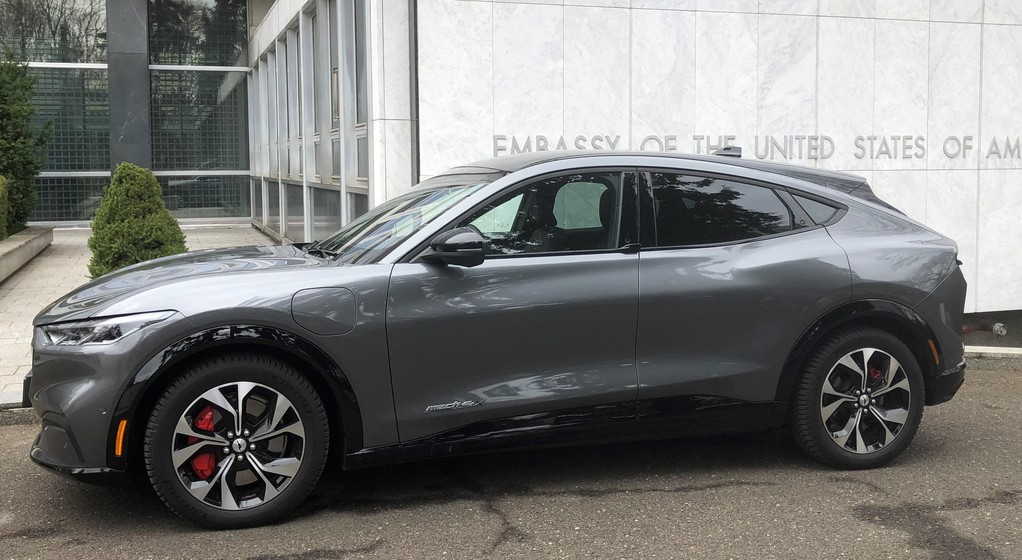 Ford Mustang Mach-E dołączył do floty ambasady USA w Warszawie