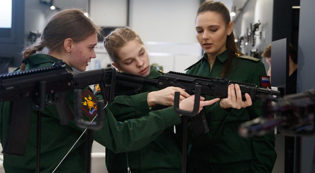 Zamiast samochodów będą produkować karabiny. Kałasznikow przejmie monterów Łady