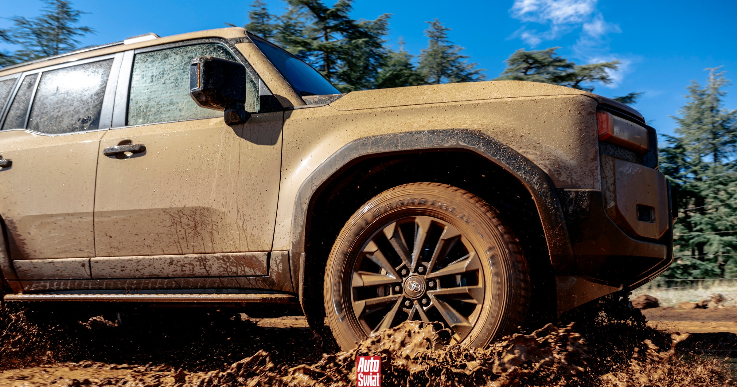 Legendarna terenówka Toyoty ma nowy napęd. To miękka hybryda 2.8 l. Znamy polską cenę