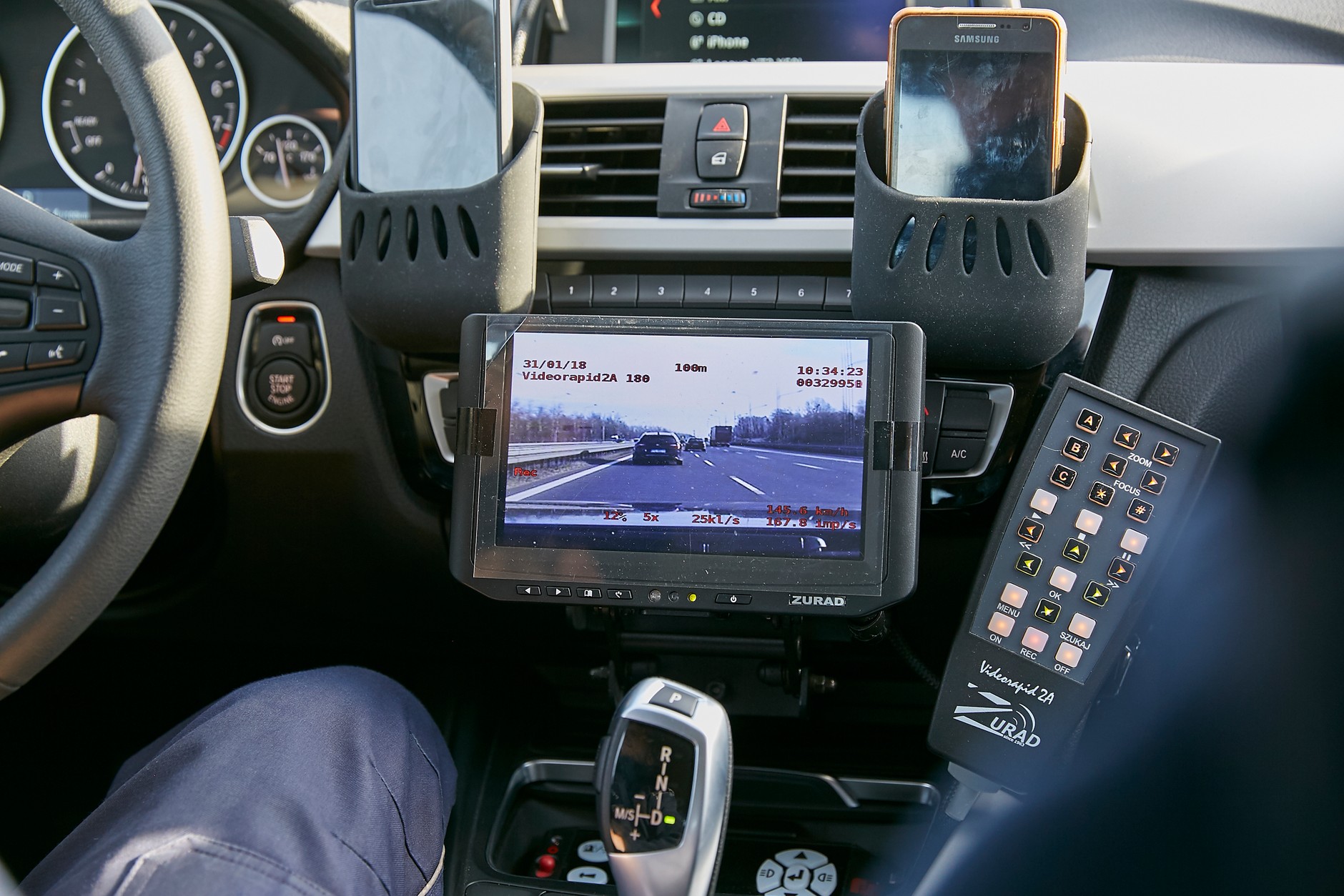 Kierowcy zwykle się nie spodziewają, że po minięciu przydrożnego patrolu z miernikiem laserowym, wciąż mogą być namierzani przez patrol z wideorejestratorem.