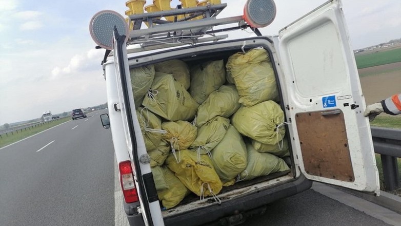 Śmieci zebrane przez pracowników GDDKiA