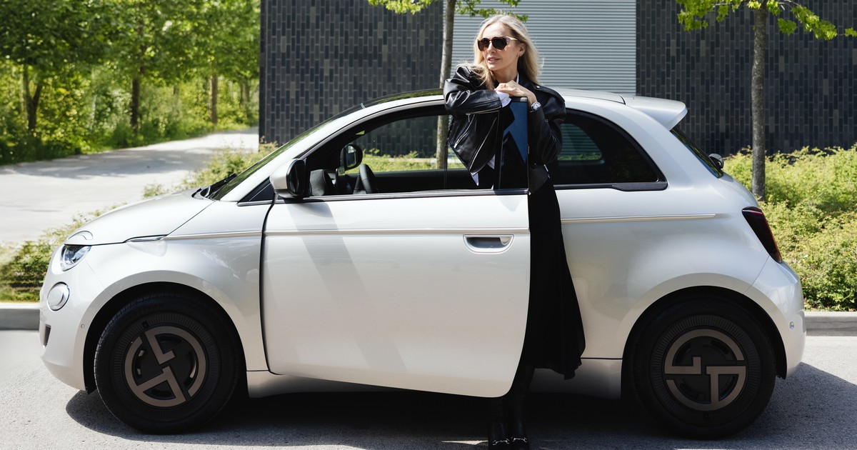 Agnieszka Woźniak-Starak we Fiacie 500e Giorgio Armani