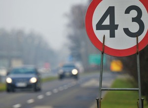 Policjanci ustawili nietypowe ograniczenie prędkości. O co chodziło?