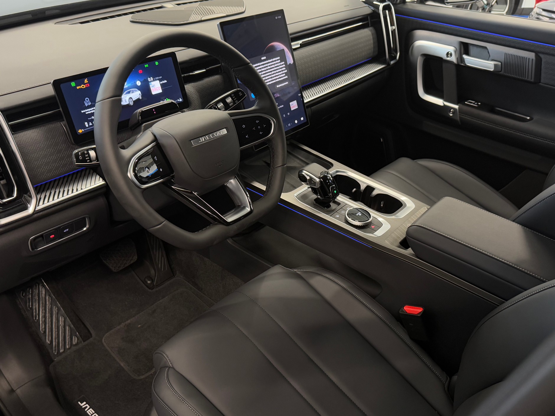 Wnętrze Jaecoo 7: pod względem ergonomii bardzo średnie, kolorystycznie niewyszukane i wręcz smutne. Ale wyposażenie w stosunku do ceny samochodu... fenomenalne