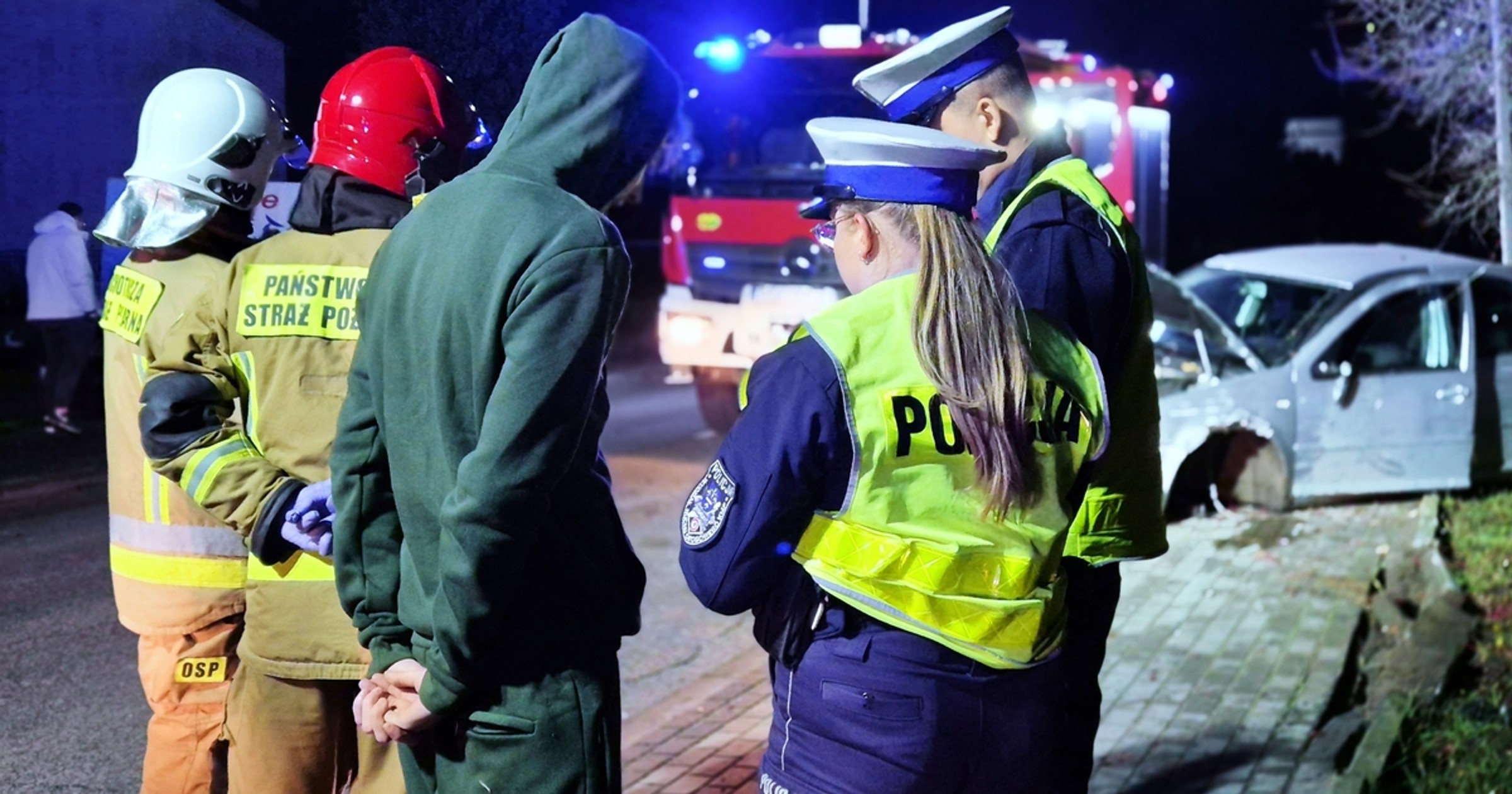 W Makowie 17-latek bez prawa jazdy uderzył w słup energetyczny. Koszty napraw będą musieli pokryć rodzice