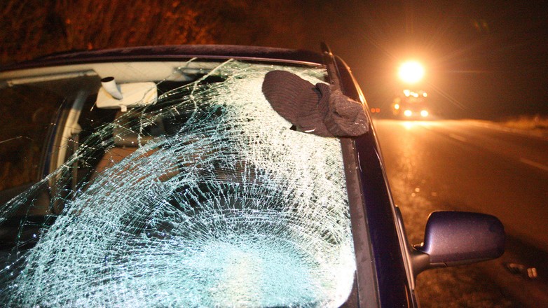 W przypadku rozjechania kogoś w złości, bo ta np. blokuje drogę, sprawa wcale nie musi zostać uznana za wypadek. Jest wiele przepisów, na podstawie których sprawca może ponieść karę – w pierwszej fazie wyjaśniania sprawy wszystko zależy od okoliczności i od prokuratora. Potem do głosu dochodzą poszkodowani i sąd.