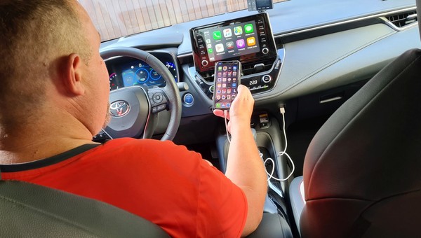 Jak wykorzystać telefon nie tylko w wakacje - Android Auto i CarPlay w aucie