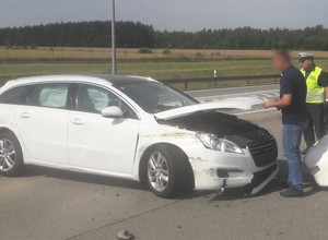 Nie zmieścił się w bramkach - rozbił auto i barierki