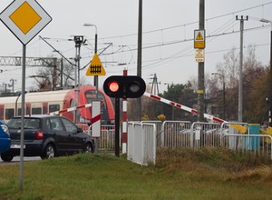 Dróżniczka, która nie zamknęła rogatek, odpowie przed sądem
