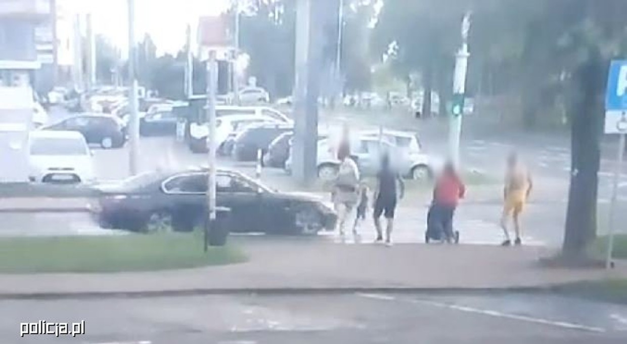Kierowca BMW wjechał na przejście na czerwonym. Matka z dzieckiem w ułamku sekundy znaleźli się w powietrzu [WIDEO]