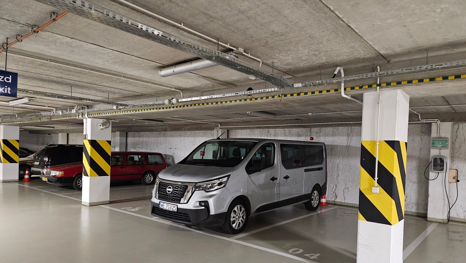 Nissan Primastar to jedno z dwóch największych aut, którymi da się jeszcze wjechać do standardowego garażu.
