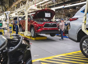 Będzie trudniej o nową Toyotę. Koncern wstrzymuje produkcję