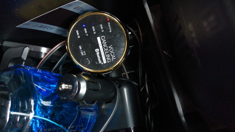 Transmiter FM pomoże nam uniknąć mandatu za korzystanie z telefonu podczas jazdy samochodem. Zdjęcie ilustracyjne