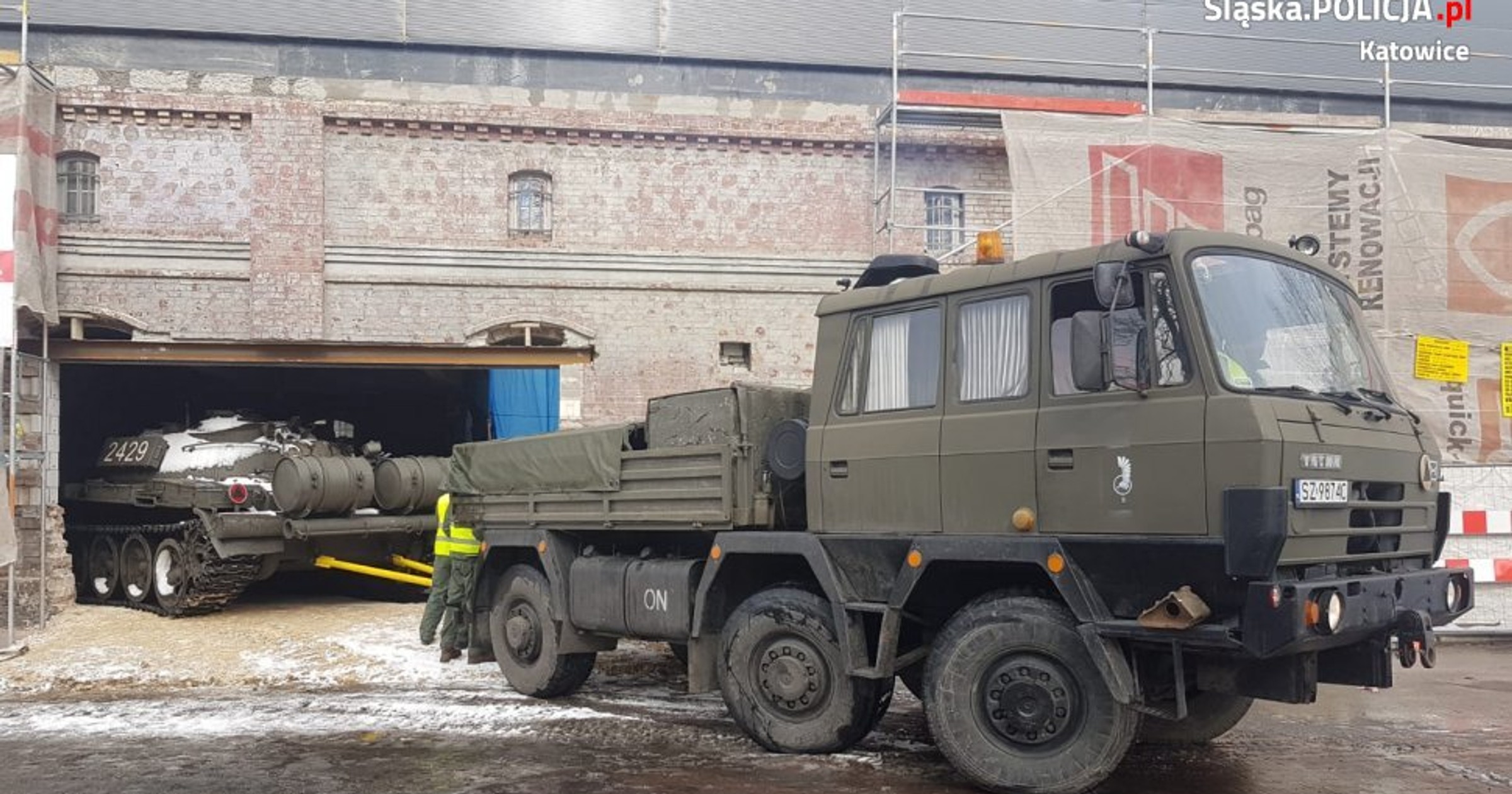 Transport czołgu do muzeum przy kopalni Wujek