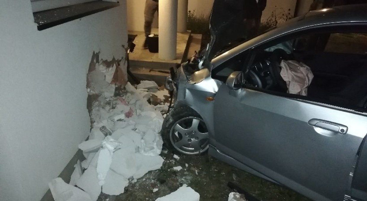 Usłyszeli huk. Kierowca uderzył w dom i prawie wjechał do kuchni