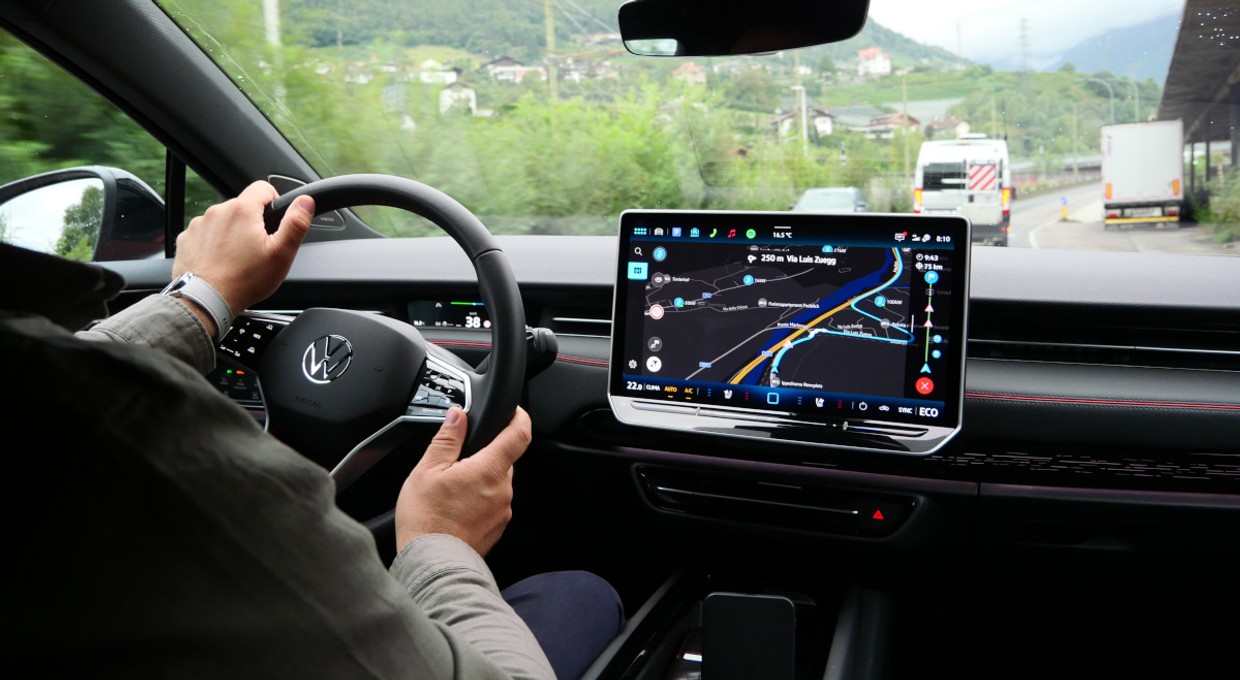 Niezwykle wygodna, ale niebezpieczna funkcja w aucie. Eksperci mówią o zaniku odruchu