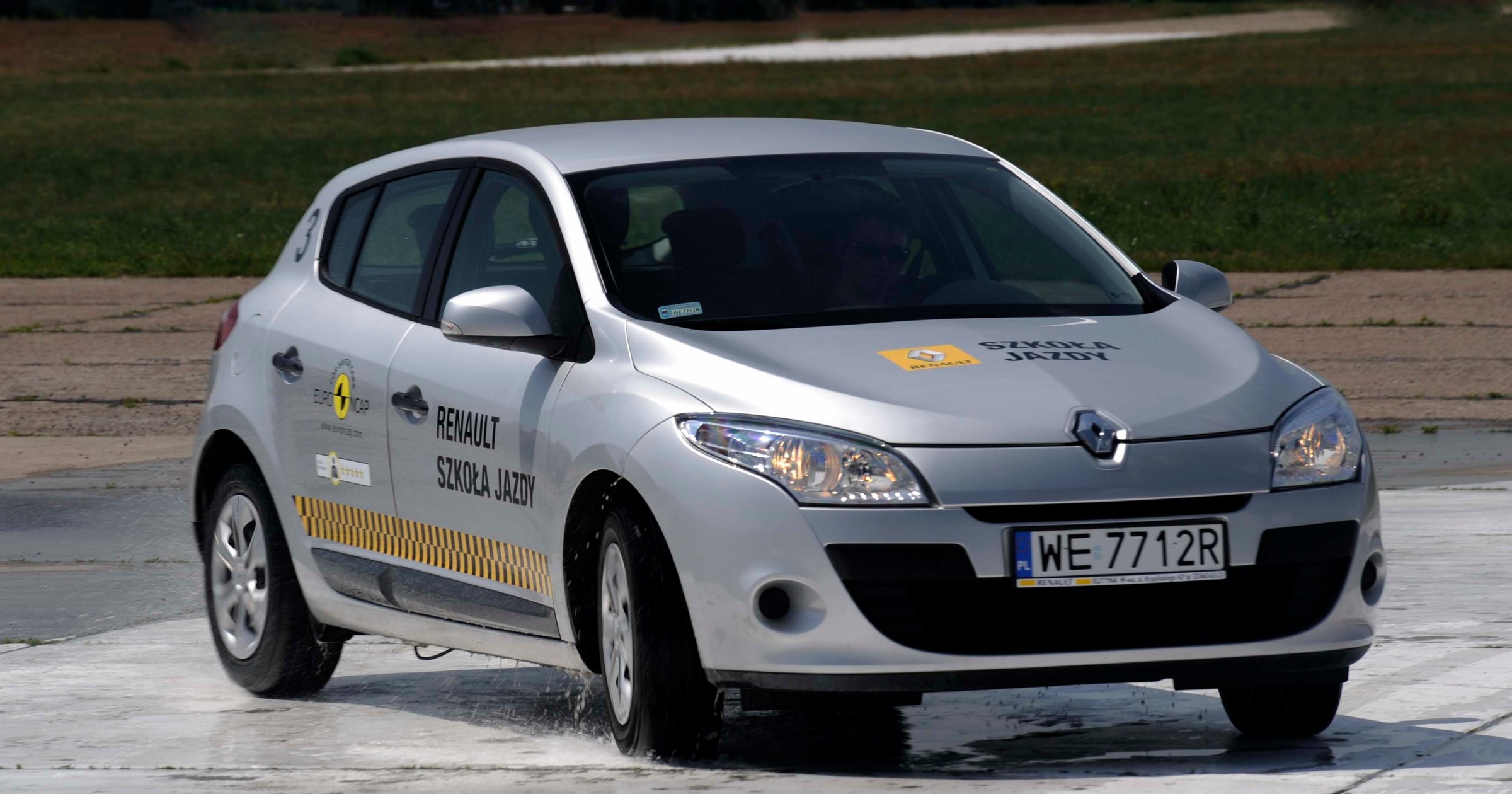 Auto to nie bar: nie jedz w samochodzie
