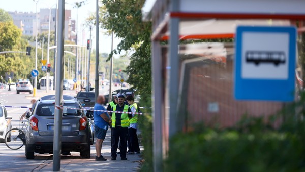 Samochód wjechał w przystanek na warszawskim Mokotowie. Dwie osoby nie żyją