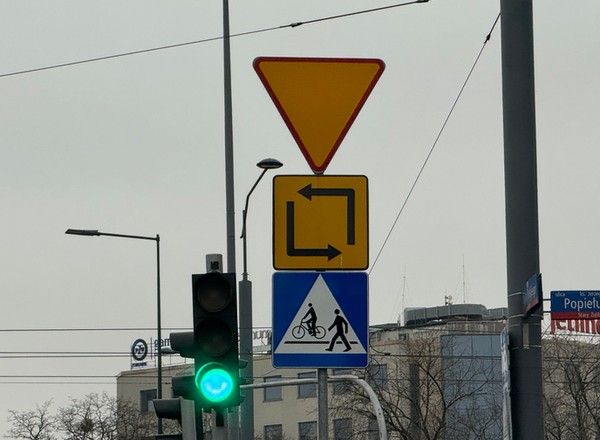Znak, który nie jest znakiem drogowym to powszechny widok w Polsce. Co oznaczają mijające się strzałki?