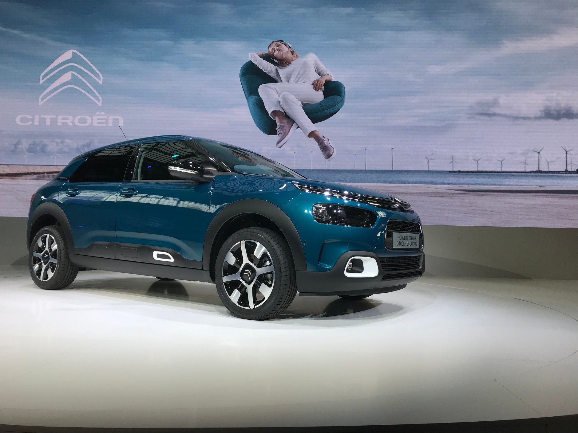 Citroen C4 Cactus. Po ogromnych osłonach na drzwiach ani śladu. Zostały zastąpione mniejszym pasem na dole nadwozia.