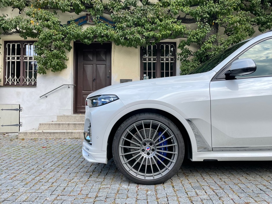 Nawet SUV XB7 ma charakterystyczne dla Alpiny elementy, takie jak 20-szprychowe alufelgi...