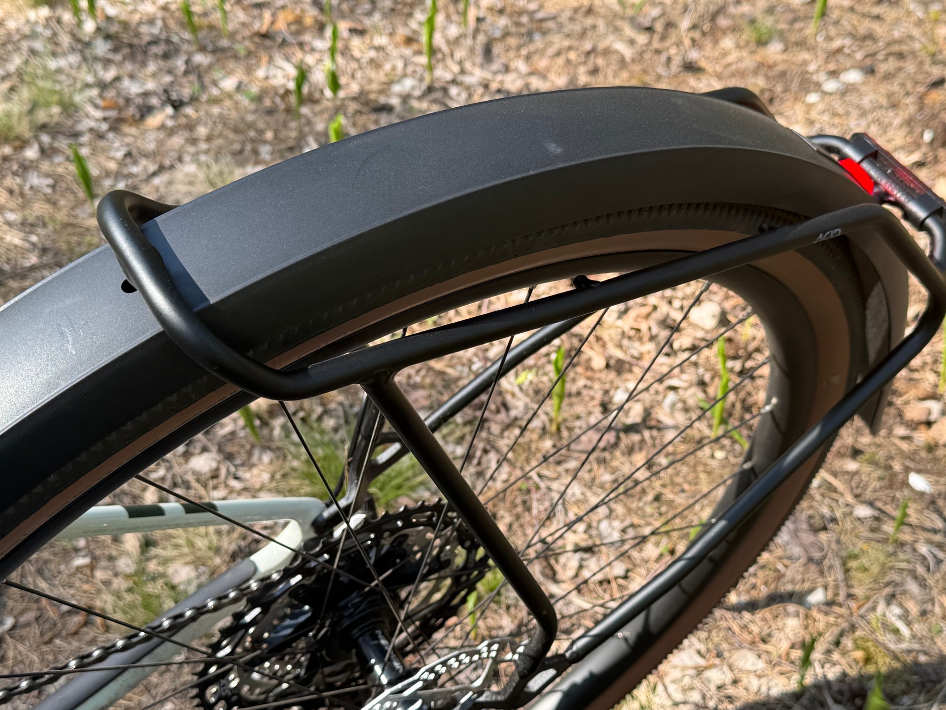 Na takim bagażniku można zawiesić dwie sakwy rowerowe. Błotniki sprawią, że w czasie jazdy po mikrej nawierzchni będziemy mniej brudni