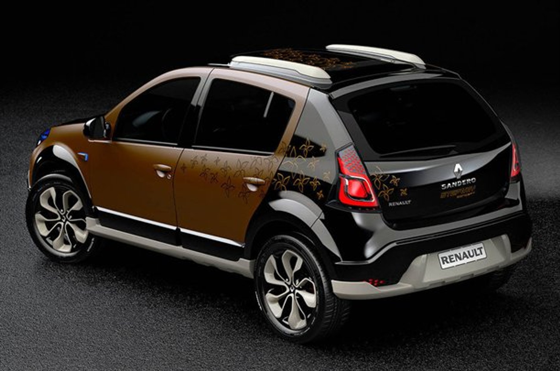 Renault Sandero Stepway – dwa kolory, kwiaty i kobiety