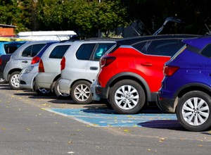Demolka na osiedlowym parkingu. Pijany kierowca przestawiał auto
