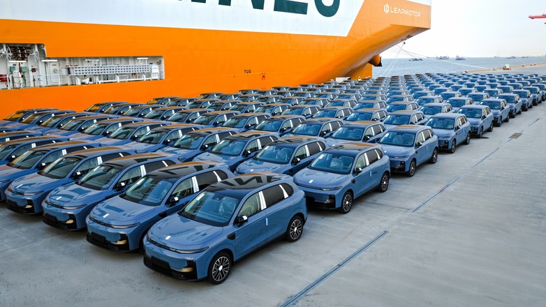 Chińskie auta Leapmotor B10 podczas załadunku na statek płynący do Europy