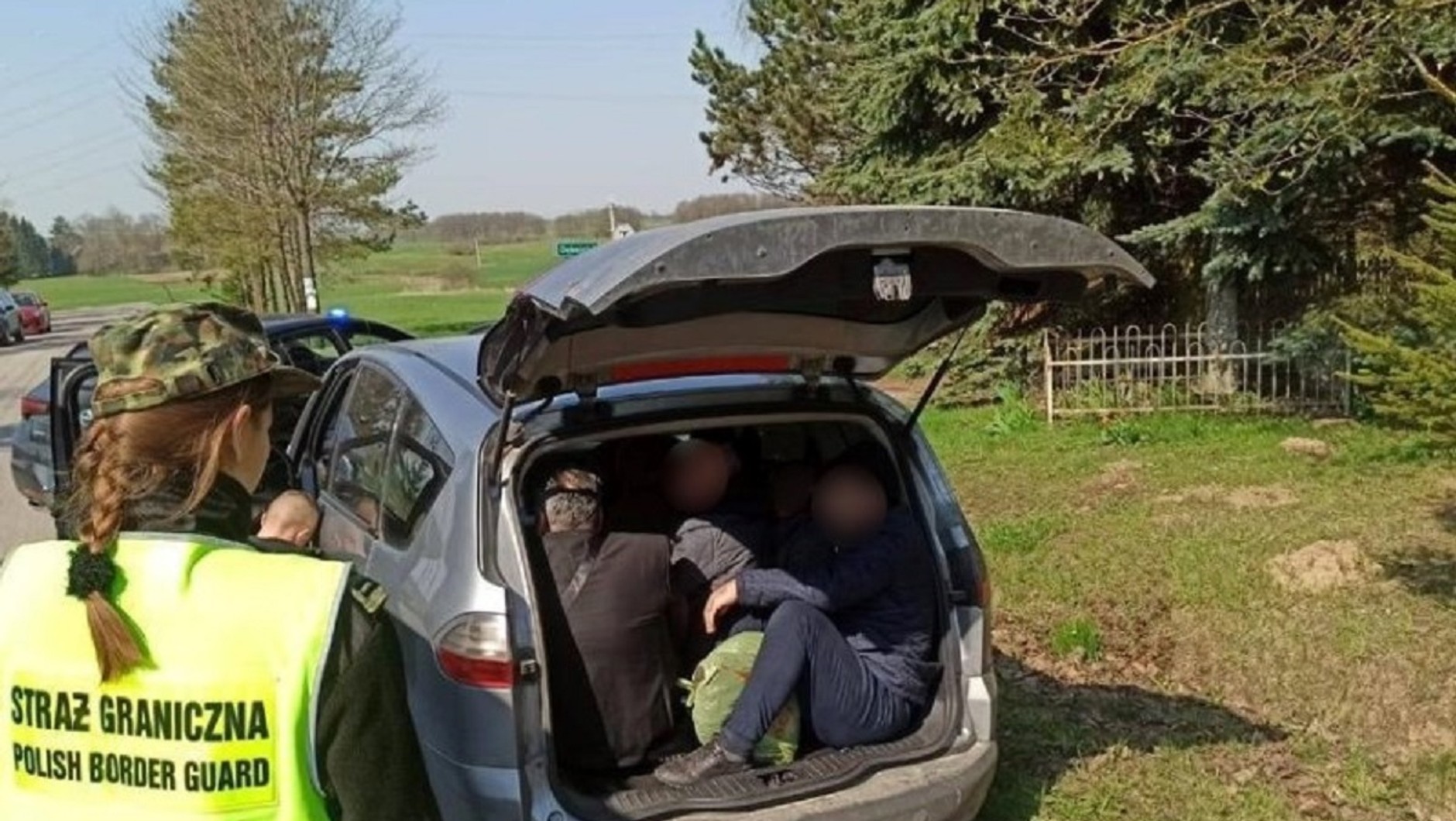Strażnicy znaleźli w Fordzie ośmiu Syryjczyków