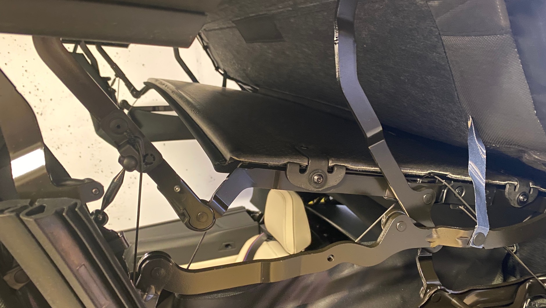 Mechanizm składanego dachu i kompozytowe panele z bliska. Wygląda to imponująco, działa szybko i dobrze izoluje od niepożądanych hałasów.