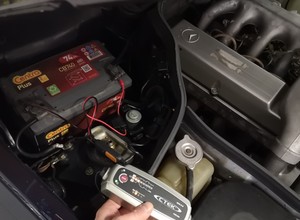 Jak dbać o akumulator, by nie sprawiał problemów zimą?