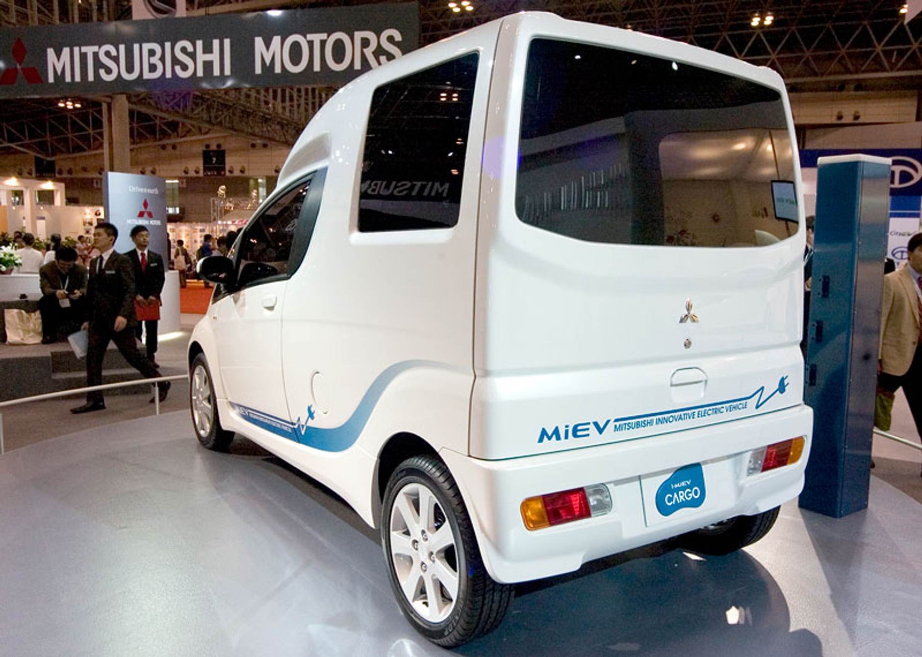 Tokio 2009: zero emisji, Celica powraca, elektryczne 4x4 (fotogaleria)