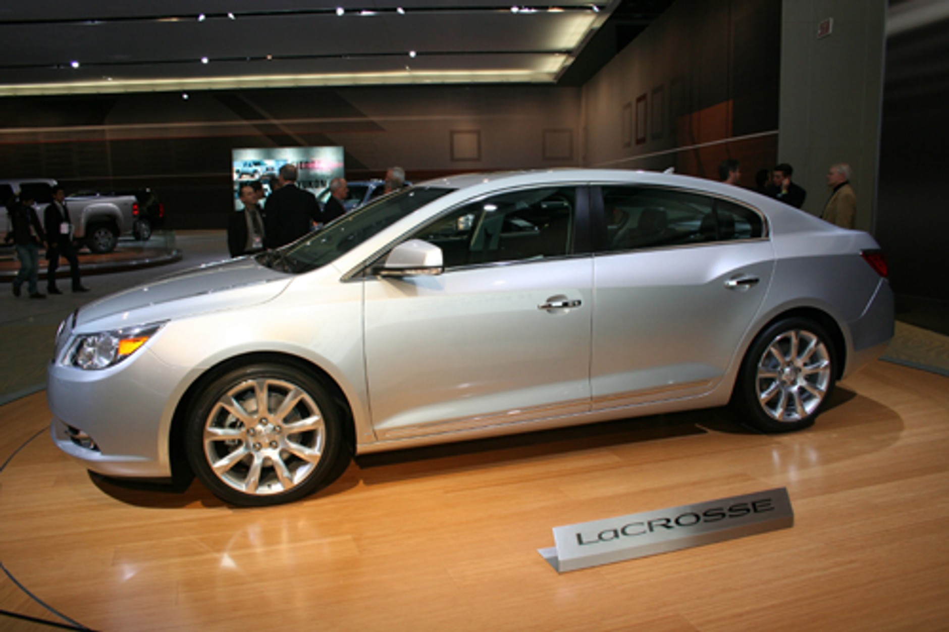 Salon Samochodowy w Detroit - Salon pod napięciem