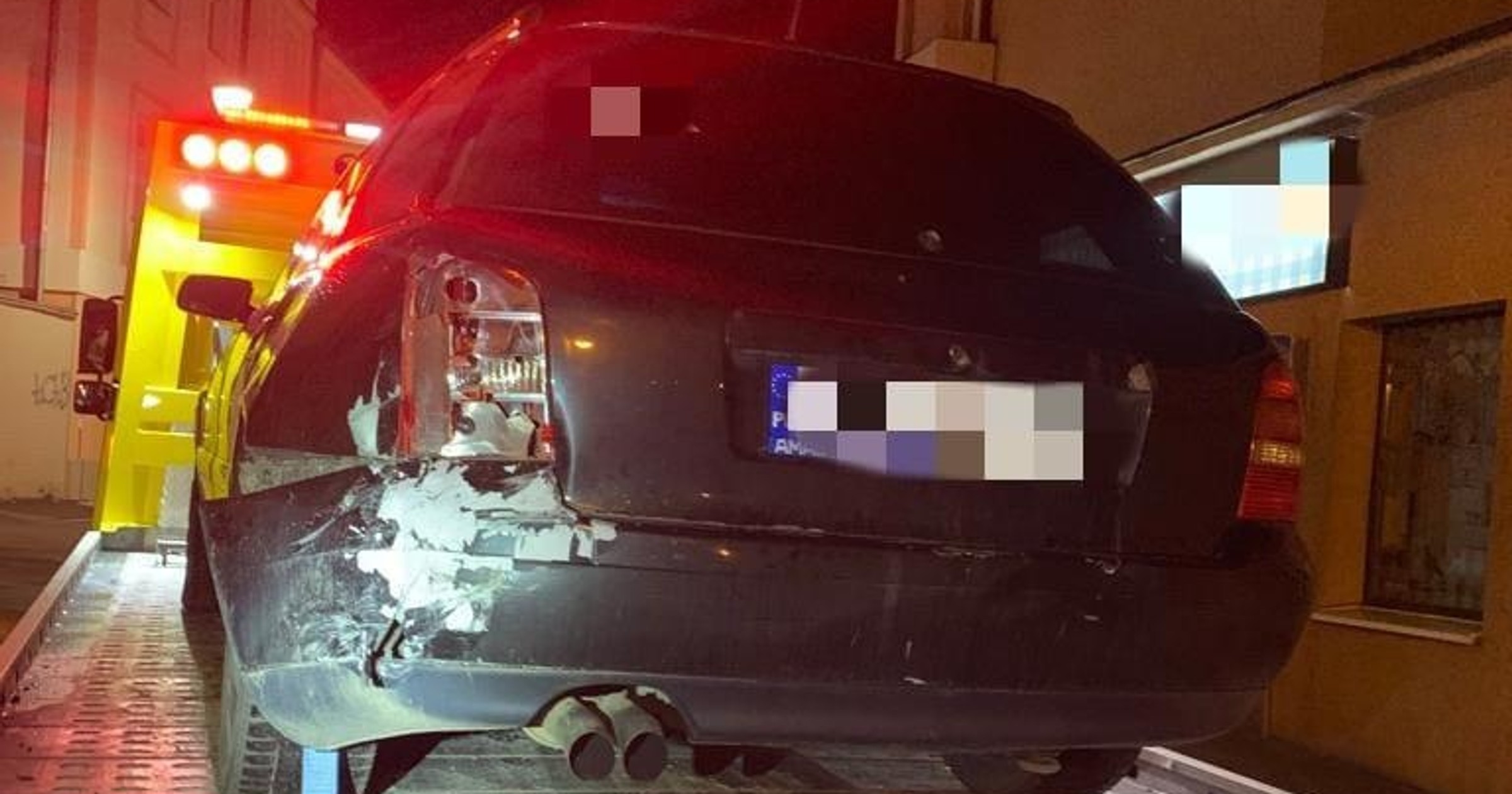 Audi, którym nietrzeźwa kobieta przyjechała na komendę policji