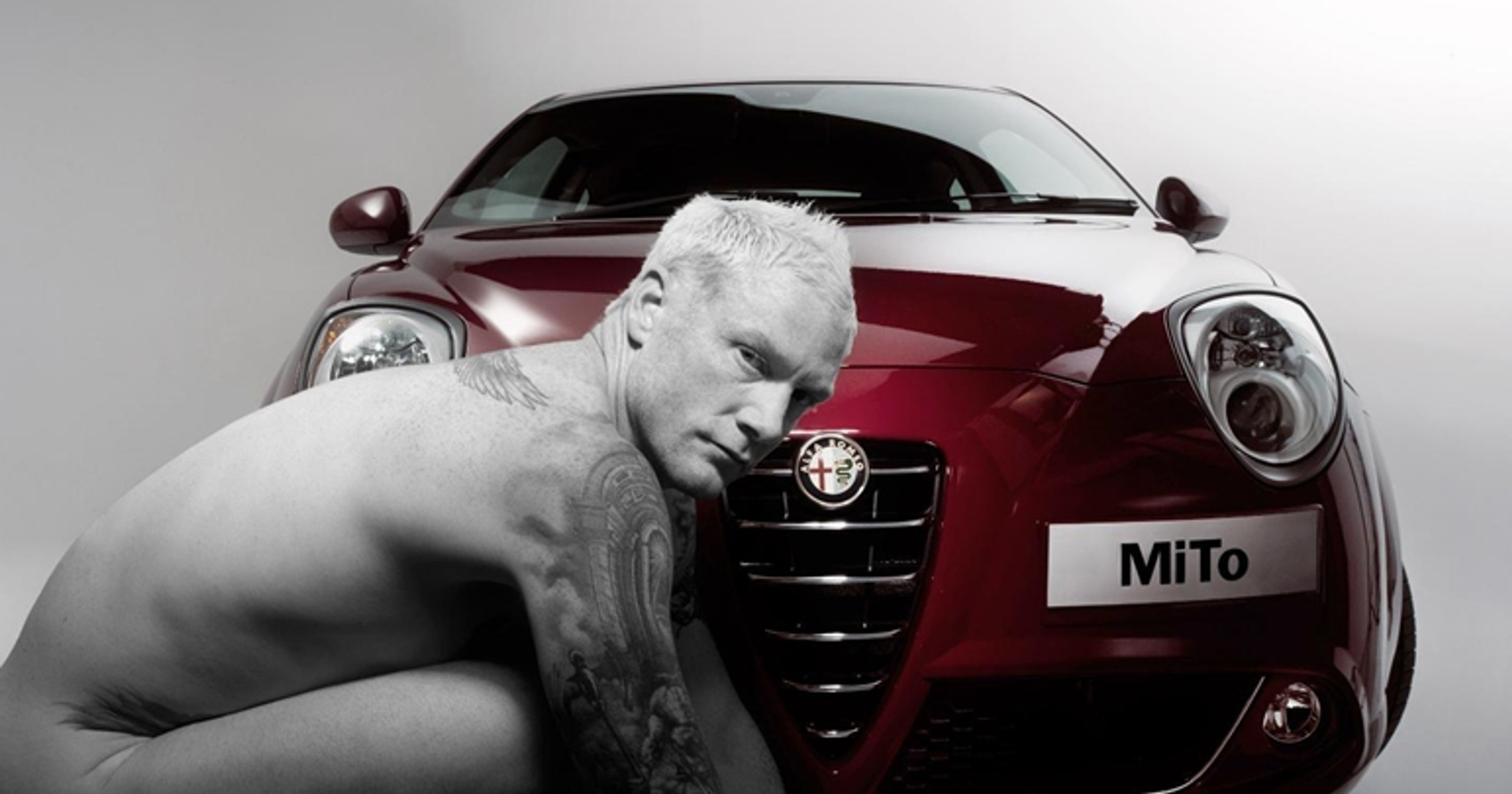 Alfa Romeo Mito w towarzystwie nagich ludzi