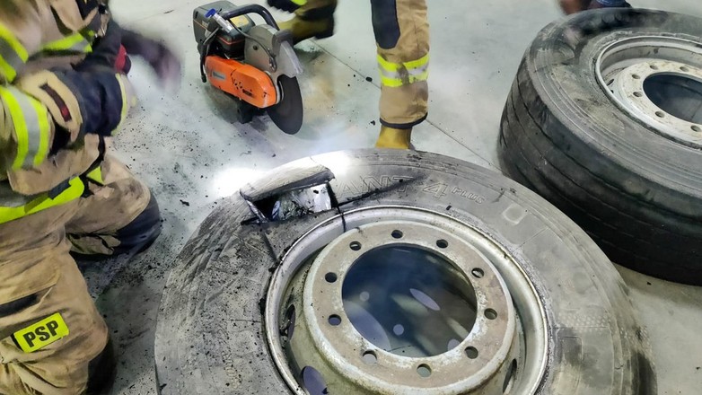 Jechał ciężarówką na Litwę. Strażnicy sprawdzili koła zapasowe