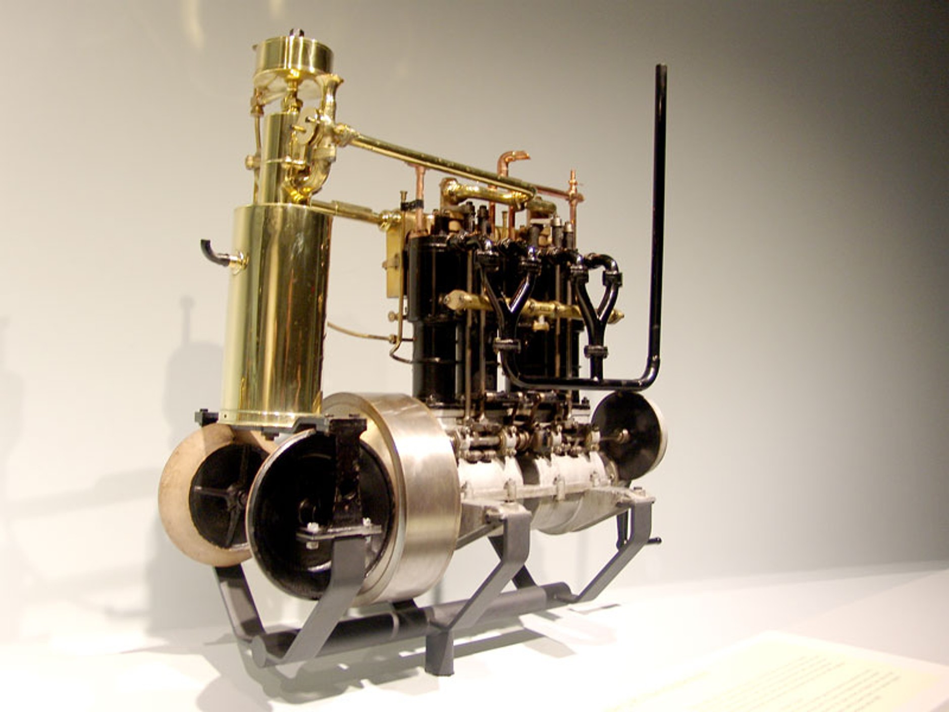 Mercedes-Benz Muzeum: 120 lat historii na 9 piętrach - 1. część (galeria)